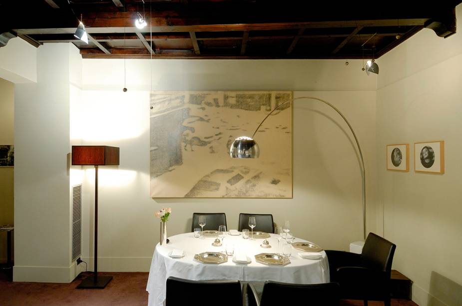 <strong>3º Osteria Francescana – <a href="https://viajeaqui.abril.com.br/cidades/italia-modena" rel="Módena " target="_blank">Módena </a></strong>Apesar do ambiente moderno, as inspirações do chefe Massimo Bottura vêm dos confortantes sabores da infância e da cidade de Módena. Se para os restaurantes estrelados já é necessário reservar com antecedência, na Osteria Francescana isso é indispensável: o restaurante tem apenas 12 mesas.