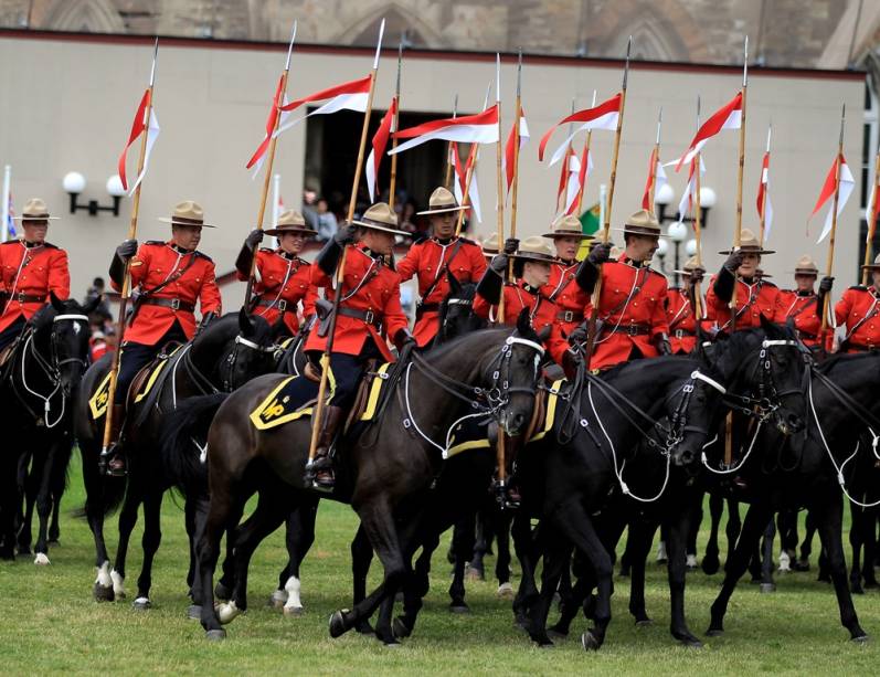 Durante as comemorações do Dia do Canadá, há desfiles da polícia montada, pessoas lotam os parques e há shows de fogos de artifício