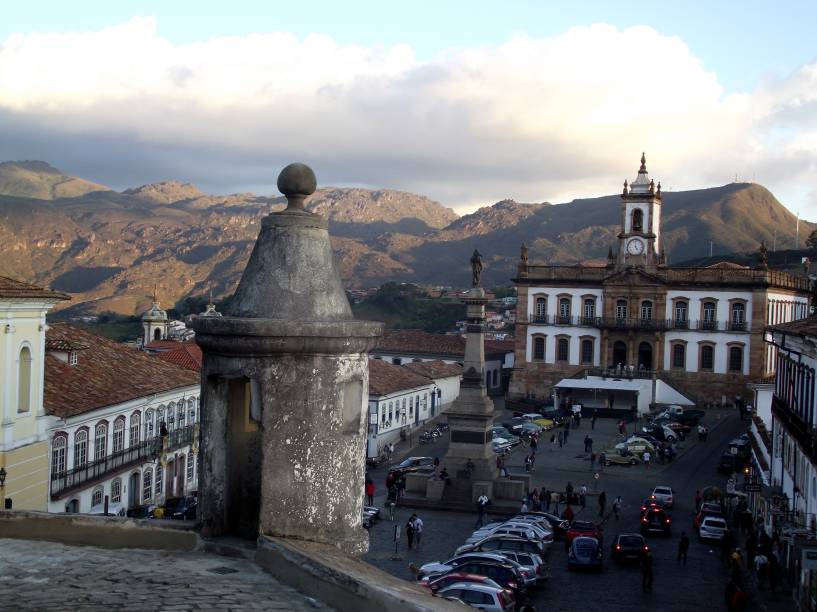 <strong>Ouro Preto (MG)  </strong> Dezenas de igrejas barrocas, ladeiras com calçamento de pedra, farta comida mineira, cachoeiras, trilhas e vistas de tirar o fôlego. Ouro Preto, a antiga capital de Minas Gerais, oferece muitas atrações para casais que preferem ficar na cidade e/ou percorrer a região montanhosa ao seu redor. A cidade foi a primeira brasileira a ser tombada como Patrimônio Histórico da Humanidade pela UNESCO e recebe milhares de turistas ao ano. Graças à Universidade Federal de Ouro Preto, ela é cheia de universitários, o que confere energia jovem às suas ruas e garante a (r)existência de bons bares e restaurantes a preços acessíveis. A <a href="https://www.booking.com/hotel/br/pousada-do-mondego.pt-br.html?aid=332455;sid=14fcbdfa23db223e04a3ec34ecada6b2;dest_id=-658339;dest_type=city;dist=0;group_adults=2;hapos=1;hpos=1;room1=A%2CA;sb_price_type=total;srepoch=1507584699;srfid=6bb950462b36c3d64323c9e647f9fb35c1dadbc7X1;srpvid=4c6c975de21401bd;type=total;ucfs=1�" target="_blank" rel="noopener">Pousada Modego</a> tem mobiliário de antiquário e obras de artistas como Alberto da Veiga Guignard e Inimá de Paula e a <a href="https://www.booking.com/hotel/br/solar-das-lajes.pt-br.html?aid=332455;sid=14fcbdfa23db223e04a3ec34ecada6b2;dest_id=-658339;dest_type=city;dist=0;group_adults=2;hapos=1;hpos=1;room1=A%2CA;sb_price_type=total;srepoch=1507584745;srfid=8c4c7fc42b80096222edbf50d677dd34be0db76dX1;srpvid=fe4a9774baeb00fa;type=total;ucfs=1�" target="_blank" rel="noopener">Pousada Solar das Lajes</a> tem vista para o centro histórico desde a piscina e da janela de seus amplos quartos. <a href="https://www.booking.com/searchresults.pt-br.html?aid=332455;sid=14fcbdfa23db223e04a3ec34ecada6b2;checkin=2017-10-09;checkout=2017-10-10;city=-658339&;pcsrc=2;d_dcp=1;i_upcc=1" target="_blank" rel="noopener"><em>Busque hospedagens em Ouro Preto</em></a>