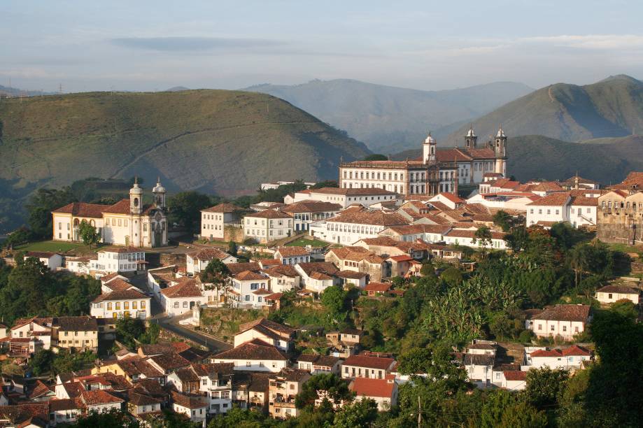 Ouro Preto é reconhecida pela UNESCO como Patrimônio Cultural da Humanidade e está a 95 km de <a href="https://preprod.viagemeturismo.abril.com.br/tudo-sobre/belo-horizonte/" target="_blank" rel="noopener">Belo Horizonte</a>. O município nasceu em 1711, com o nome de Vila Rica. Poucos anos depois, em 1720, foi escolhida como a capital da capitania das Minas Gerais. Durante o ciclo do ouro do Brasil colonial, a cidade era o mais importante centro econômico e político do país