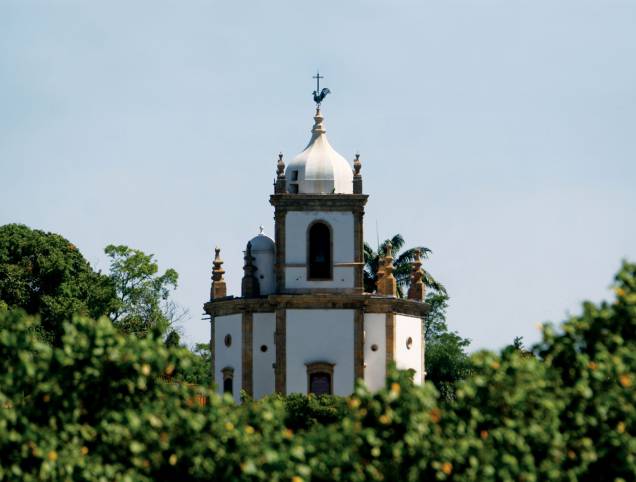 <strong>Igreja Nossa Senhora da Glória do Outeiro</strong><br />Em 1670 ela era apenas uma pequena capela no topo do Outeiro, no bairro da Glória. Ao longe já podia ser avistada pelos navegantes que chegavam à baía de Guanabara. A construção de um templo maior foi finalizada em 1739. Mais tarde, em 1808, a <a href="https://viajeaqui.abril.com.br/estabelecimentos/br-rj-rio-de-janeiro-atracao-igreja-n-s-da-gloria-do-outeiro" rel="Igreja Nossa Senhora da Glória do Outeiro" target="_self">Igreja Nossa Senhora da Glória do Outeiro</a> ganhou grande importância com a chegada da corte portuguesa. Em 1819, a princesa Maria da Glória, neta de D. João VI, foi batizada ali e a partir daí todos os membros da família Bragança foram consagrados no templo. Atualmente, as missas acontecem aos domingos, às 9h e às 11h<br /> <strong>Igreja Nossa Senhora da Glória do Outeiro</strong><br />Em 1670 ela era apenas uma pequena capela no topo do Outeiro, no bairro da Glória. Ao longe já podia ser avistada pelos navegantes que chegavam à baía de Guanabara. A construção de um templo maior foi finalizada em 1739. Mais tarde, em 1808, a <a href="https://viajeaqui.abril.com.br/estabelecimentos/br-rj-rio-de-janeiro-atracao-igreja-n-s-da-gloria-do-outeiro" rel="Igreja Nossa Senhora da Glória do Outeiro" target="_self">Igreja Nossa Senhora da Glória do Outeiro</a> ganhou grande importância com a chegada da corte portuguesa. Em 1819, a princesa Maria da Glória, neta de D. João VI, foi batizada ali e a partir daí todos os membros da família Bragança foram consagrados no templo. Atualmente, as missas acontecem aos domingos, às 9h e às 11h<br />