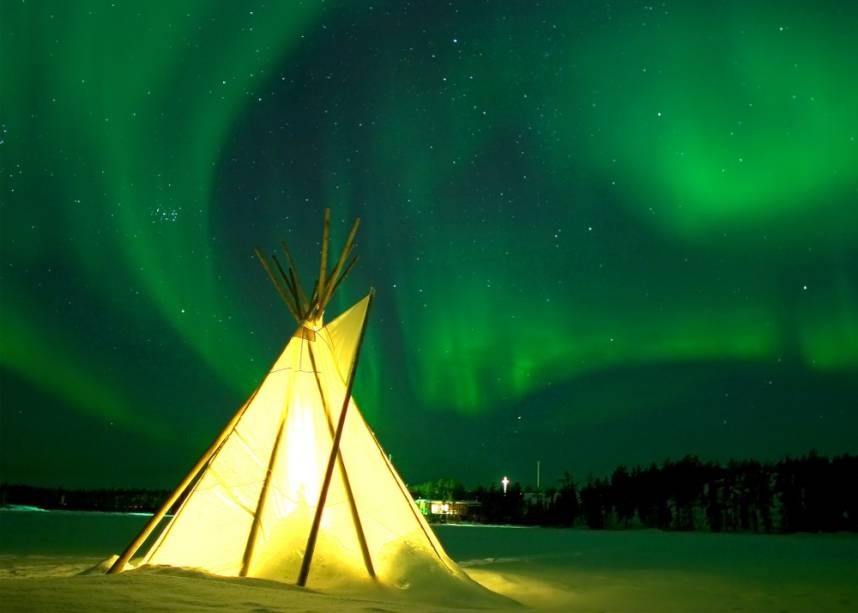 Em Yellowknife, norte do Canadá, as luzes do norte podem ser vistas em lugares como o Aurora Village Em Yellowknife, norte do Canadá, as luzes do norte podem ser vistas em lugares como o Aurora Village