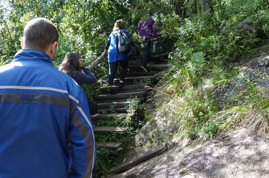 Em alguns trechos da trilha, escadas de madeira com corrimão ajudam os menos preparados fisicamente