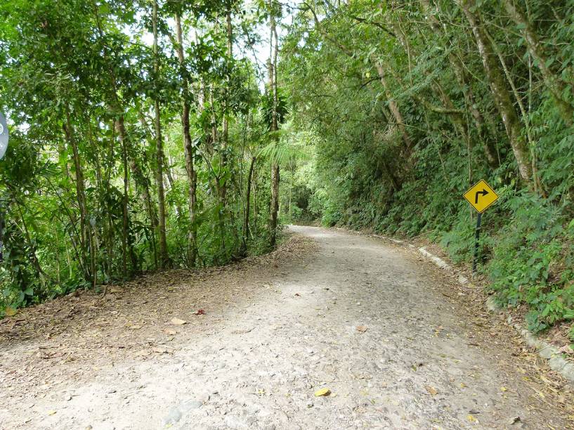 Há trechos da estrada que não receberam pavimentação e podem ficar enlameados se chover