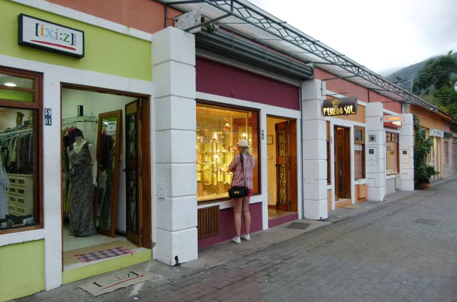 Turista observa vitrine na Rua do Meio, no centro velho de Ilhabela