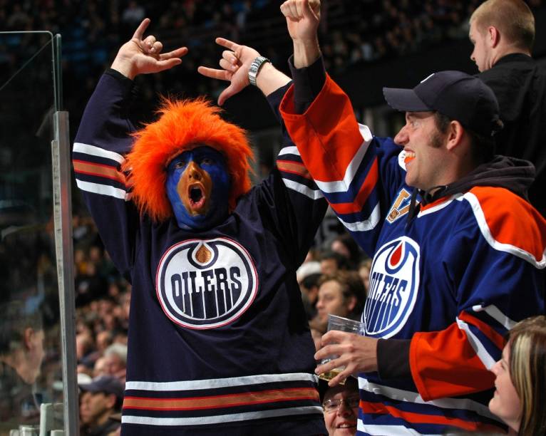 Os Edmonton Oilers foram o time de hóquei no gelo mais poderoso da década de 1980, contando com quatro dos melhores jogadores de todos os tempos: Wayne Gretzky, Mark Messier, Jari Kurri e Paul Coffey. Os tempos de glória se foram há muito, mas os torcedores continuam fanáticos Os Edmonton Oilers foram o time de hóquei no gelo mais poderoso da década de 1980, contando com quatro dos melhores jogadores de todos os tempos: Wayne Gretzky, Mark Messier, Jari Kurri e Paul Coffey. Os tempos de glória se foram há muito, mas os torcedores continuam fanáticos