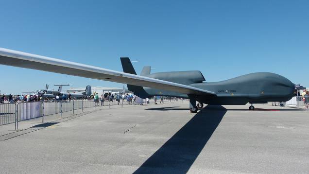Além da exibição nos ares, há exposições de modelos de aviões que demonstram o poderio da Força Aérea dos Estados Unidos; na foto, um Northrop Grumman Global Hawk, um avião não-tripulado usado para espionagem Além da exibição nos ares, há exposições de modelos de aviões que demonstram o poderio da Força Aérea dos Estados Unidos; na foto, um Northrop Grumman Global Hawk, um avião não-tripulado usado para espionagem