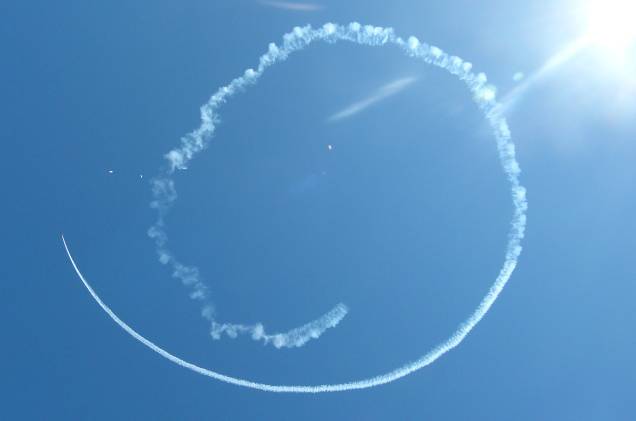 O show aéreo começou às 11 horas da manhã com a descida de três paraquedistas profissionais O show aéreo começou às 11 horas da manhã com a descida de três paraquedistas profissionais