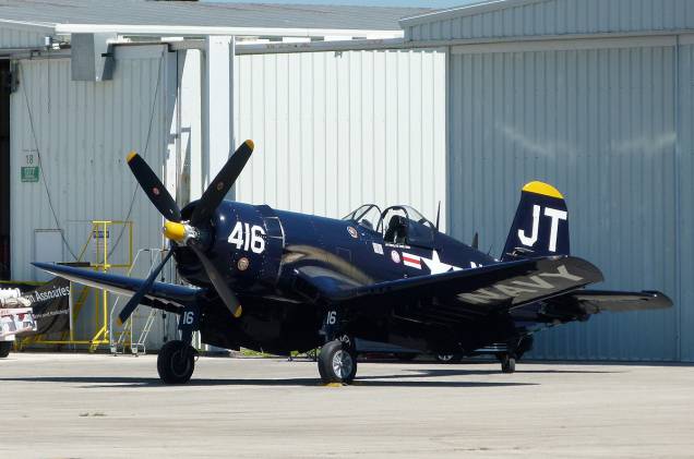 O piloto Jim Tobul, que tem mais de 40 anos de experiência e 5 mil horas de voo, demonstrou suas habilidades a bordo de um modelo Chance F4U-4 Corsair, bastante utilizado na Guerra da Coreia O piloto Jim Tobul, que tem mais de 40 anos de experiência e 5 mil horas de voo, demonstrou suas habilidades a bordo de um modelo Chance F4U-4 Corsair, bastante utilizado na Guerra da Coreia
