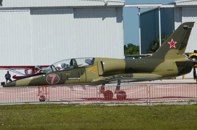 O jato modelo Aero L-39 Albatros foi desenvolvido na Tchecoslováquia durante os anos 1960 e hoje é amplamente utilizado por forças aéreas de vários países para treinamento de pilotos O jato modelo Aero L-39 Albatros foi desenvolvido na Tchecoslováquia durante os anos 1960 e hoje é amplamente utilizado por forças aéreas de vários países para treinamento de pilotos