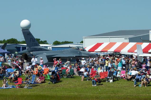 Multidão se aglomera em torno de caça da Força Aérea dos Estados Unidos para ver o show aéreo no Aeroporto Internacional de Melbourne, Flórida Multidão se aglomera em torno de caça da Força Aérea dos Estados Unidos para ver o show aéreo no Aeroporto Internacional de Melbourne, Flórida