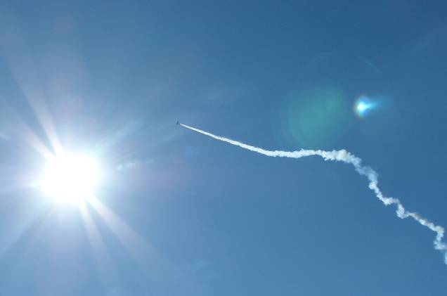 Para o alto e avante: durante o show,era impossível despregar os olhos do céu, por mais brilhante que fosse o sol do meio-dia Para o alto e avante: durante o show,era impossível despregar os olhos do céu, por mais brilhante que fosse o sol do meio-dia