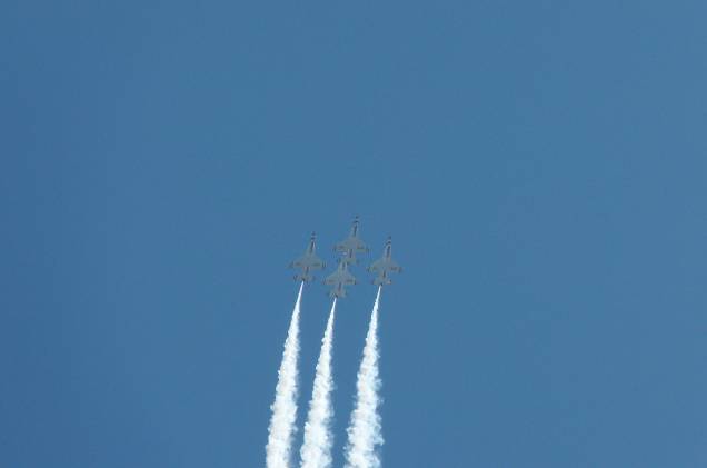 Por volta das 14 horas, chegou o momento esperado do evento: o show dos Thunderbirds Por volta das 14 horas, chegou o momento esperado do evento: o show dos Thunderbirds