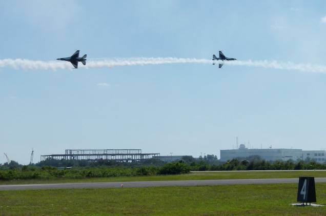 As manobras radicais dos caças F-16 são feitas a centenas de metros de altura, e também a poucos metros do chão As manobras radicais dos caças F-16 são feitas a centenas de metros de altura, e também a poucos metros do chão