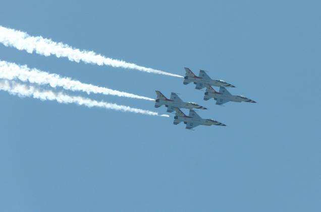 O time de 2014 dos Thunderbirds é formado por 12 pilotos - oito deles com vasta experiência em pilotagem a serviço da Força Aérea dos EUA O time de 2014 dos Thunderbirds é formado por 12 pilotos - oito deles com vasta experiência em pilotagem a serviço da Força Aérea dos EUA