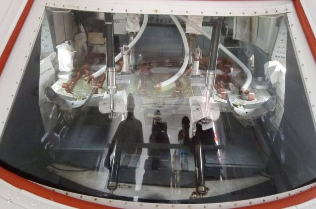 No fim da passarela que replica uma plataforma de lançamento, há a réplica da cabine usada pelos astronautas Neil Armstrong, Buzz Aldrin e Michael Collins para chegar à Lua, em julho de 1969 No fim da passarela que replica uma plataforma de lançamento, há a réplica da cabine usada pelos astronautas Neil Armstrong, Buzz Aldrin e Michael Collins para chegar à Lua, em julho de 1969