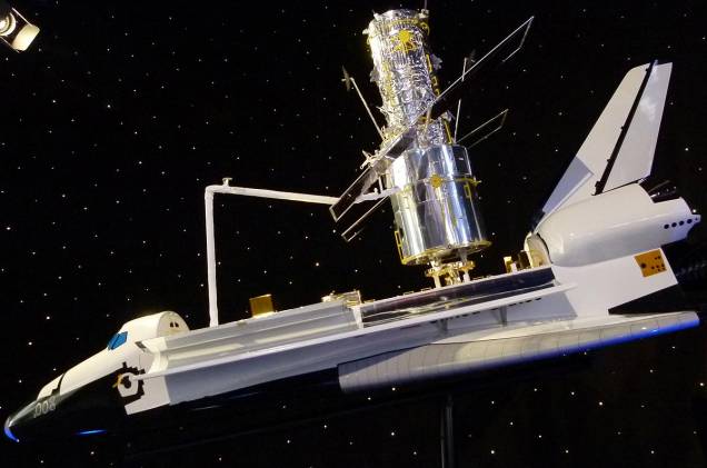 Logo depois de assistir ao filme "Hubble", o visitante é levado à uma área que detalha informações sobre os feitos do telescópio em órbita da Terra desde 1990. Na foto, uma réplica do Hubble, acoplado ao ônibus espacial Atlantis Logo depois de assistir ao filme "Hubble", o visitante é levado à uma área que detalha informações sobre os feitos do telescópio em órbita da Terra desde 1990. Na foto, uma réplica do Hubble, acoplado ao ônibus espacial Atlantis