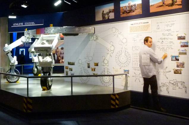 Painéis com informações sobre veículos desenhados para transitar em outros planetas estão distribuídos na área "Journey To Mars: Explorers Wanted" Painéis com informações sobre veículos desenhados para transitar em outros planetas estão distribuídos na área "Journey To Mars: Explorers Wanted"