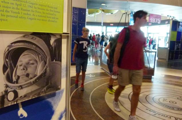 O astronauta russo Yuri Gagarin também é mencionado no Kennedy Space Center O astronauta russo Yuri Gagarin também é mencionado no Kennedy Space Center