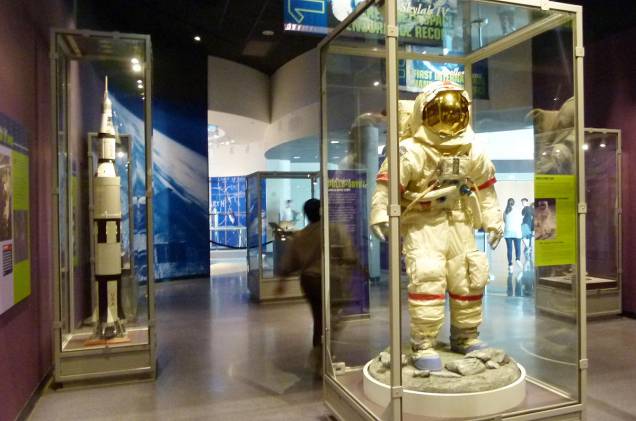 Roupas usadas por astronautas em missões espaciais e objetos que viajaram para o espaço ganham posições de destaque no prédio Astronaut Encounter - onde é possível almoçar com um astronauta (é preciso reservar e pagar à parte) Roupas usadas por astronautas em missões espaciais e objetos que viajaram para o espaço ganham posições de destaque no prédio Astronaut Encounter - onde é possível almoçar com um astronauta (é preciso reservar e pagar à parte)