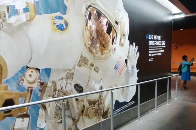 A entrada para o Space Shuttle Atlantis é decorada com painéis cheios de frases de efeito e fotos incríveis A entrada para o Space Shuttle Atlantis é decorada com painéis cheios de frases de efeito e fotos incríveis