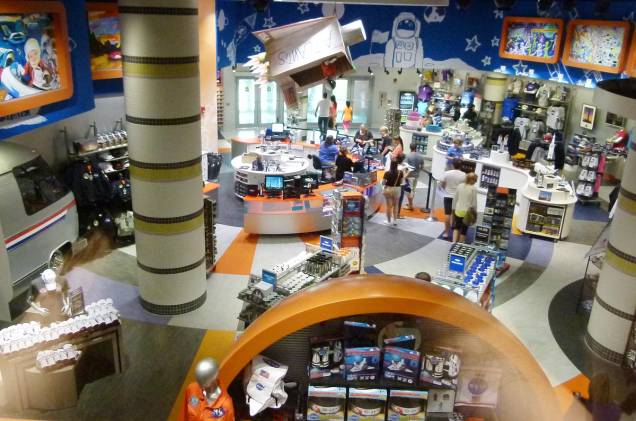 De comidas a roupas, a lojinha do complexo do ônibus espacial Atlantis é repleta de itens usados por astronautas no espaço De comidas a roupas, a lojinha do complexo do ônibus espacial Atlantis é repleta de itens usados por astronautas no espaço