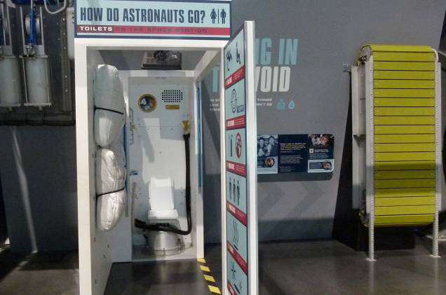 Quem se interessa pela vida espacial é curioso para entender como o astronauta vai ao banheiro no espaço. Pois bem: no Kennedy Center, há uma área destinada a informar sobre o assunto. Dentro do vaso sanitário, há uma câmera que filma a saída dos dejetos. E o astronauta pode checar se está "acertando o alvo" observando o vídeo da tela defronte à ele Quem se interessa pela vida espacial é curioso para entender como o astronauta vai ao banheiro no espaço. Pois bem: no Kennedy Center, há uma área destinada a informar sobre o assunto. Dentro do vaso sanitário, há uma câmera que filma a saída dos dejetos. E o astronauta pode checar se está "acertando o alvo" observando o vídeo da tela defronte à ele