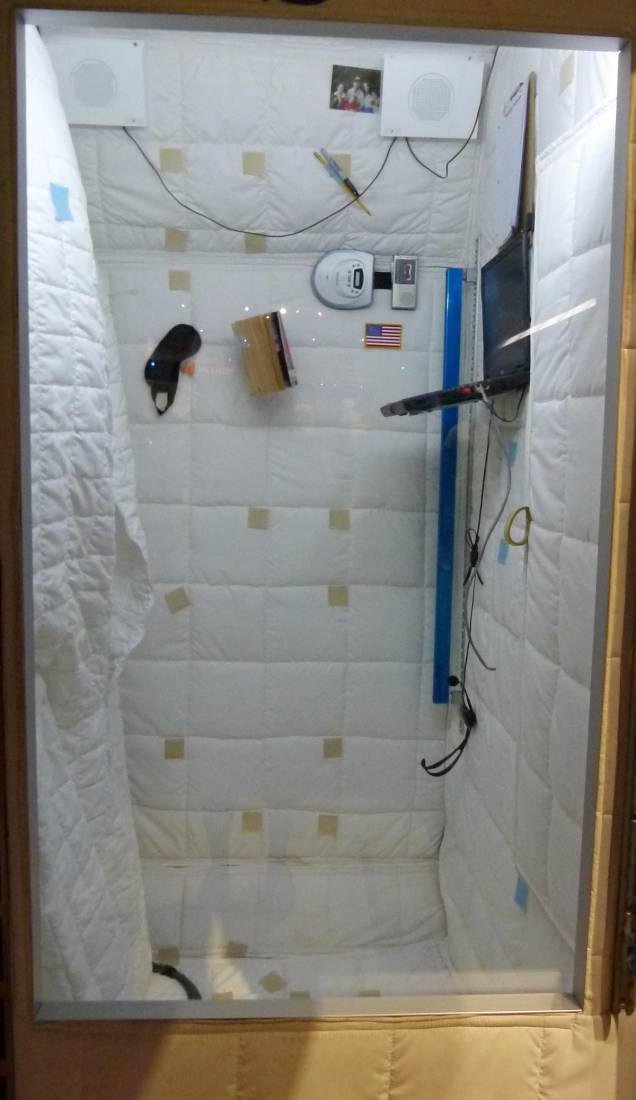 Dentro da área do Atlantis, há um cantinho reservado a tirar dúvidas sobre como um astronauta come, dorme e faz cocô no espaço. Na foto, uma reprodução de um quarto de um astronauta Dentro da área do Atlantis, há um cantinho reservado a tirar dúvidas sobre como um astronauta come, dorme e faz cocô no espaço. Na foto, uma reprodução de um quarto de um astronauta