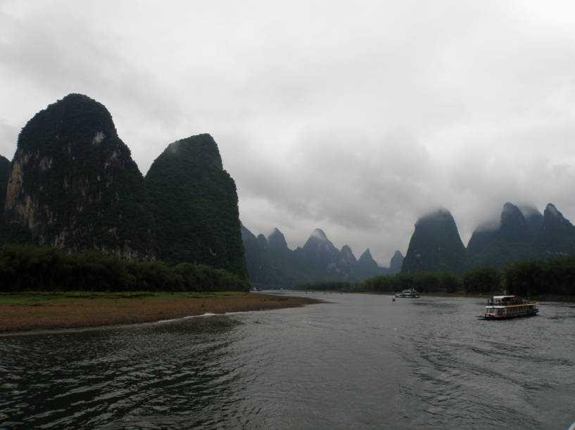 O clássico passeio pelo rio Lijiang, entre as cidades de Guilin e Yangshuo, ambas na província de Guangxi, é um dos pontos altos de um passeio pelo sul da China. No entanto, não fique preso aos barcos e aventure-se entre as montanhas sobre uma bicicleta ou mesmo a pé O clássico passeio pelo rio Lijiang, entre as cidades de Guilin e Yangshuo, ambas na província de Guangxi, é um dos pontos altos de um passeio pelo sul da China. No entanto, não fique preso aos barcos e aventure-se entre as montanhas sobre uma bicicleta ou mesmo a pé