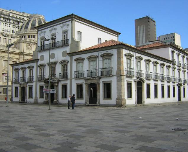 <strong>Paço Imperial</strong><br />Na época chamado de Paço Real, o lugar foi a primeira residência da Família Imperial do Brasil, de 1808 a 1822. Mesmo depois da mudança da família para a Quinta da Boa Vista, o casarão permaneceu como sede do governo, local dos despachos e recepções oficiais. Com a Independência do Brasil, em 1822, passou a ser chamado de Paço Imperial e ficou marcado por sediar importantes acontecimentos como a aclamação de dois imperadores, D. Pedro I e D. Pedro II, o Dia do Fico (9 de janeiro de 1822) e a assinatura da Lei Áurea, pela Princesa Isabel, que aboliu a escravatura no Brasil (13 de maio de 1888). Em 1985 transformou-se num centro cultural e hoje tem exposições, peças teatrais, concertos, seminários e conferências de diversos assuntos<strong>Onde:</strong> Praça XV de Novembro, 48, Centro, Rio de Janeiro<strong>Quando:</strong> segunda a sexta-feira, das 9h às 18h <strong>Paço Imperial</strong><br />Na época chamado de Paço Real, o lugar foi a primeira residência da Família Imperial do Brasil, de 1808 a 1822. Mesmo depois da mudança da família para a Quinta da Boa Vista, o casarão permaneceu como sede do governo, local dos despachos e recepções oficiais. Com a Independência do Brasil, em 1822, passou a ser chamado de Paço Imperial e ficou marcado por sediar importantes acontecimentos como a aclamação de dois imperadores, D. Pedro I e D. Pedro II, o Dia do Fico (9 de janeiro de 1822) e a assinatura da Lei Áurea, pela Princesa Isabel, que aboliu a escravatura no Brasil (13 de maio de 1888). Em 1985 transformou-se num centro cultural e hoje tem exposições, peças teatrais, concertos, seminários e conferências de diversos assuntos<strong>Onde:</strong> Praça XV de Novembro, 48, Centro, Rio de Janeiro<strong>Quando:</strong> segunda a sexta-feira, das 9h às 18h