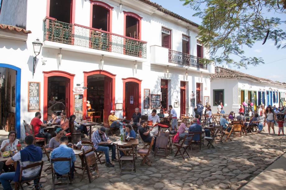 <strong>6. Praça da Matriz</strong>É ao redor da maior praça do Centro Histórico que estão os casarões mais ostensivos de Paraty - com dois andares e varandas, antigamente abrigavam as famílias mais ricas do Brasil Colonial. Hoje, nos pisos inferiores, funcionam bares, cafés e restaurantes charmosos. Do lado da praça em que não há casario, ficam estacionadas as charretes com guias que oferecem passeios turísticos pelo centro - e que contam, com detalhes, as histórias das famílias abastadas que ali viviam