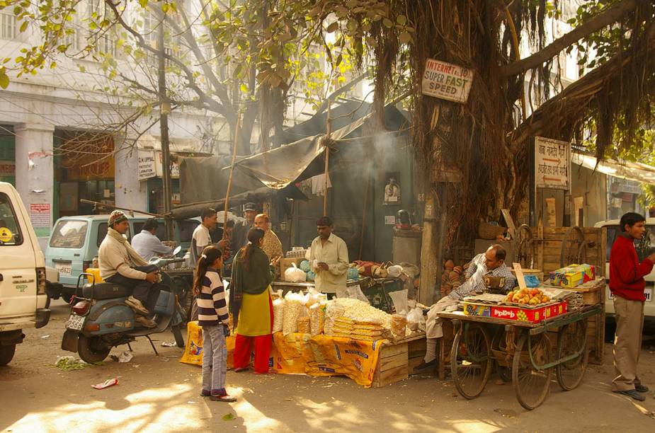 Vendinha típica e abençoada pelos deuses no Paharganj, o bairro dos mochileiros