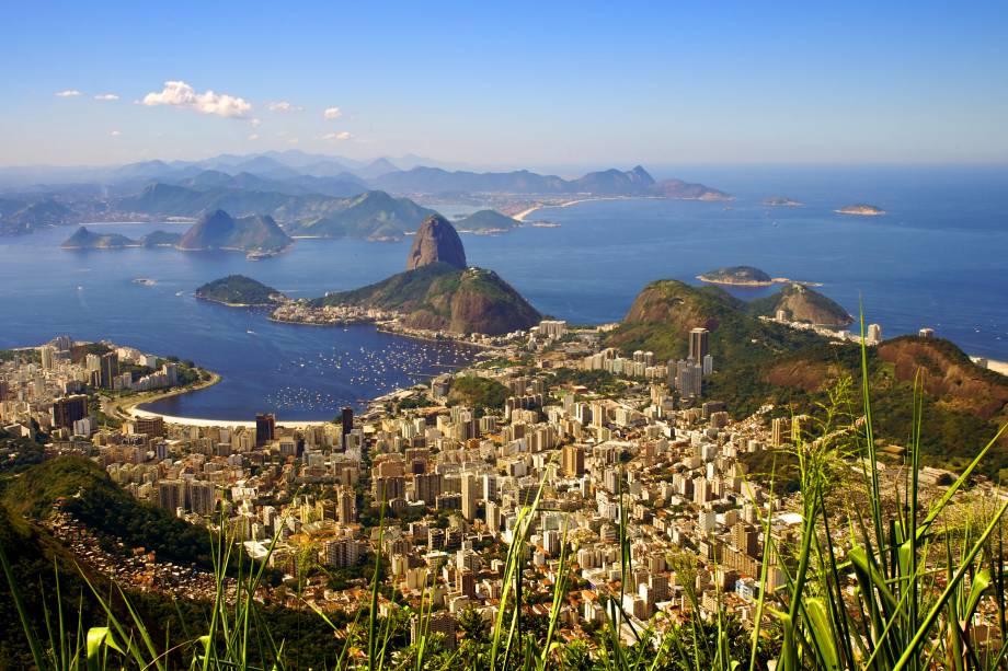 <strong>Paisagens Cariocas, Rio de Janeiro</strong> Os atrativos naturais em conjunção com o urbanismo carioca fazem do Rio de Janeiro uma das cidades mais belas do planeta. Em 2012, a Unesco tombou as paisagens formadas entre o mar e as montanhas como Patrimônios Culturais da Humanidade. O Parque Nacional da Tijuca, o Jardim Botânico, o Corcovado (com a estátua do Cristo Redentor), a praia de Copacabana, o aterro do Flamengo e as colinas que cercam a Baía de Guanabara fazem parte da lista de intocáveis. O "conjunto da obra" rende ao Rio o status de uma das cidades mais mencionadas na arte, na literatura, na música e na poesia brasileiras - um dos fatores que fez a Unesco incluir a cidade no rol dos patrimônios mundiais.   <a href="https://www.booking.com/searchresults.pt-br.html?aid=332455&sid=605c56653290b80351df808102ac423d&sb=1&src=index&src_elem=sb&error_url=https%3A%2F%2Fwww.booking.com%2Findex.pt-br.html%3Faid%3D332455%3Bsid%3D605c56653290b80351df808102ac423d%3Bsb_price_type%3Dtotal%26%3B&ss=Rio+de+Janeiro%2C+Estado+do+Rio+de+Janeiro%2C+Brasil&checkin_monthday=&checkin_month=&checkin_year=&checkout_monthday=&checkout_month=&checkout_year=&no_rooms=1&group_adults=2&group_children=0&b_h4u_keep_filters=&from_sf=1&ss_raw=Rio+de+Janeiro&ac_position=0&ac_langcode=xb&dest_id=-666610&dest_type=city&iata=RIO&place_id_lat=-22.901271&place_id_lon=-43.179032&search_pageview_id=9d47829af2a20137&search_selected=true&search_pageview_id=9d47829af2a20137&ac_suggestion_list_length=5&ac_suggestion_theme_list_length=0" target="_blank" rel="noopener"><em>Busque hospedagens no Rio de Janeiro</em></a>