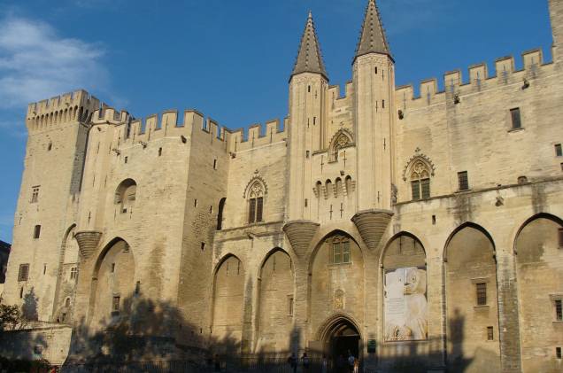 Pausa para uma tacinha, bem na frente do Palais des Papes, lembrança de quando Avignon foi sede do Vaticano Pausa para uma tacinha, bem na frente do Palais des Papes, lembrança de quando Avignon foi sede do Vaticano