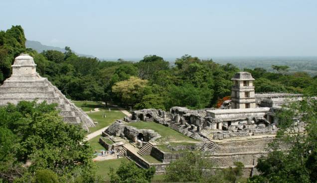 <strong>Palenque</strong><br />Patrimônio da Humanidade desde 1987, foi uma das cidades maias mais influentes no período clássico tardio, ao lado das também grandiosas <a href="https://viajeaqui.abril.com.br/estabelecimentos/guatemala-cidade-da-guatemala-atracao-parque-nacional-tikal" rel="Tikal" target="_blank"><strong>Tikal</strong></a> (Guatemala) e Calakmul (México). Palenque teve seu apogeu entre os anos 600 e 800 d.C. e foi berço de uma das dinastias mais notáveis entre seus pares maias, encabeçada por Pakal, o Grande. A descoberta de sua tumba, em 1952, é até hoje considerada um dos achados arqueológicos mais relevantes da Mesoamérica <strong>Palenque</strong><br />Patrimônio da Humanidade desde 1987, foi uma das cidades maias mais influentes no período clássico tardio, ao lado das também grandiosas <a href="https://viajeaqui.abril.com.br/estabelecimentos/guatemala-cidade-da-guatemala-atracao-parque-nacional-tikal" rel="Tikal" target="_blank"><strong>Tikal</strong></a> (Guatemala) e Calakmul (México). Palenque teve seu apogeu entre os anos 600 e 800 d.C. e foi berço de uma das dinastias mais notáveis entre seus pares maias, encabeçada por Pakal, o Grande. A descoberta de sua tumba, em 1952, é até hoje considerada um dos achados arqueológicos mais relevantes da Mesoamérica