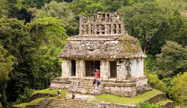 <strong>Palenque</strong><br />Seu declínio começa depois de 900 d.C., quando a cidade é abandonada e permanece encoberta pela selva por quase mil anos. Foi então "redescoberta" em 1784 e hoje é um dos sítios arqueológicos mais visitados do México. Fica no estado de Chiapas <strong>Palenque</strong><br />Seu declínio começa depois de 900 d.C., quando a cidade é abandonada e permanece encoberta pela selva por quase mil anos. Foi então "redescoberta" em 1784 e hoje é um dos sítios arqueológicos mais visitados do México. Fica no estado de Chiapas