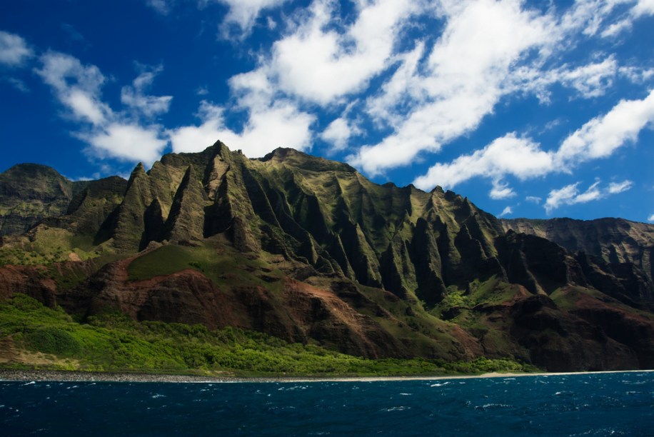 A costa de Na Pali, em Kauai, é um dos muitos atrativos no arquipélago do <a href="https://preprod.viagemeturismo.abril.com.br/cidades/honolulu-3/">Havaí</a>. Da cultural única ao mundo do surfe, de praias espetaculares ao espírito do aloha, este é um destino turístico por excelência