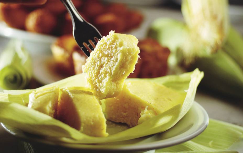 <strong>Pamonha</strong> Os milharais da região proveem as espigas, que, em família, quase como num ritual, são debulhadas. Os grãos servem de base a uma massa cremosa, que depois de pronta é envolta na própria palha e cozida. À beira das estradas, há inúmeras pamonharias, que servem a receita à maneira tradicional (doce ou salgada) e, também, em versões com carne-seca e requeijão ou até frango e guariroba. <strong>Onde comer:</strong> <a href="https://www.pamonhariafrutosdaterra.com.br/" target="_blank" rel="noopener">Frutos da Terra</a> (foto) e Pamonha da Vovó (Rua 83, 21, Praça Cívica - Setor Sul), em Goiânia. <strong>Pamonha</strong> Os milharais da região proveem as espigas, que, em família, quase como num ritual, são debulhadas. Os grãos servem de base a uma massa cremosa, que depois de pronta é envolta na própria palha e cozida. À beira das estradas, há inúmeras pamonharias, que servem a receita à maneira tradicional (doce ou salgada) e, também, em versões com carne-seca e requeijão ou até frango e guariroba. <strong>Onde comer:</strong> <a href="https://www.pamonhariafrutosdaterra.com.br/" target="_blank" rel="noopener">Frutos da Terra</a> (foto) e Pamonha da Vovó (Rua 83, 21, Praça Cívica - Setor Sul), em Goiânia.