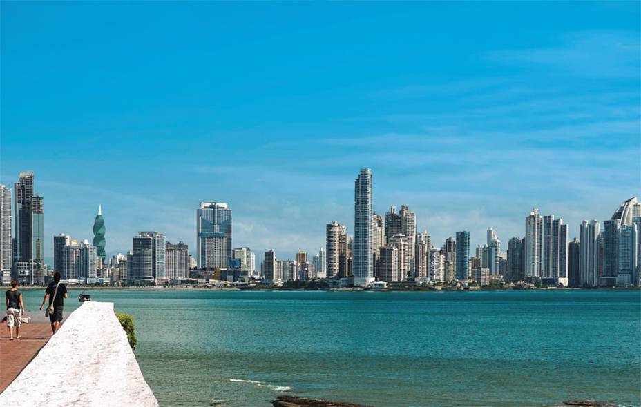 O skyline moderno de uma Cidade do Panam&aacute; em expans&atilde;o