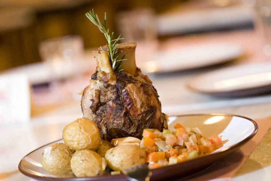 <a href="https://www.facebook.com/salumeriacentral/" rel="Salumeria Central " target="_blank"><strong>Salumeria Central </strong></a>Com cardápio focado em embutidos artesanais, queijos mineiros, carnes e massas harmonizadas com bons vinhos e cervejas artesanais, a Salumeria está localizada na charmosa rua Sapucaí, que também abriga outros bares interessantes e reserva uma vista inigualável do centro de Belo Horizonte. O chef da casa, Massimo Battaglini, que é italiano, criou um cardápio que casa a gastronomia italiana e mineira, com risotos, massas e pães feitos na casa e linguiças, salames e queijos produzidos no interior de Minas. Durante o dia, o estabelecimento serve pratos executivos, à noite o foco é em petiscos para compartilhar entre amigos (como a panturrilha de Porco ao Forno com Batatinhas, na foto acima). O restaurante tem também uma pequena mercearia que vende embutidos, queijos e outras delícias para levar pra casa. <strong>Endereço:</strong> Rua Sapucaí, 527, Floresta. Abre todos os dias de 11h30 às 3h30 e de 18h30 à 1h da manhã (no domingo e na segunda, só no horário do almoço) <a href="https://www.facebook.com/salumeriacentral/" rel="Salumeria Central " target="_blank"><strong>Salumeria Central </strong></a>Com cardápio focado em embutidos artesanais, queijos mineiros, carnes e massas harmonizadas com bons vinhos e cervejas artesanais, a Salumeria está localizada na charmosa rua Sapucaí, que também abriga outros bares interessantes e reserva uma vista inigualável do centro de Belo Horizonte. O chef da casa, Massimo Battaglini, que é italiano, criou um cardápio que casa a gastronomia italiana e mineira, com risotos, massas e pães feitos na casa e linguiças, salames e queijos produzidos no interior de Minas. Durante o dia, o estabelecimento serve pratos executivos, à noite o foco é em petiscos para compartilhar entre amigos (como a panturrilha de Porco ao Forno com Batatinhas, na foto acima). O restaurante tem também uma pequena mercearia que vende embutidos, queijos e outras delícias para levar pra casa. <strong>Endereço:</strong> Rua Sapucaí, 527, Floresta. Abre todos os dias de 11h30 às 3h30 e de 18h30 à 1h da manhã (no domingo e na segunda, só no horário do almoço)