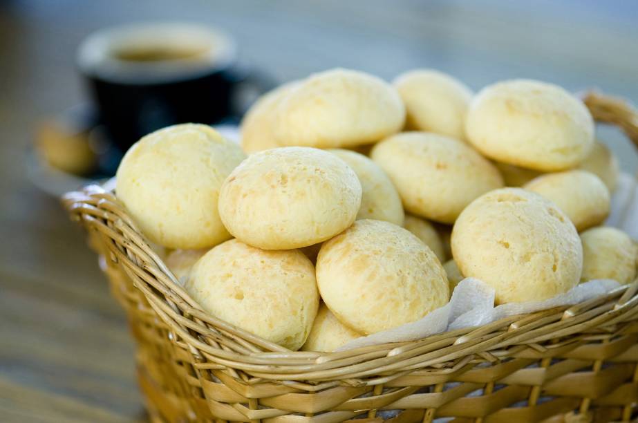 <strong>Pão de Queijo</strong><br /><br />Delícia mineira, o pão de queijo já ganhou status de comidinha nacional. A qualidade, entretanto, varia bastante – quem nunca se decepcionou com um pão de queijo que mais parece um quebra-queixo? Para provar um legítimo mineirinho, vá ao <a href="https://viajeaqui.abril.com.br/estabelecimentos/br-mg-belo-horizonte-restaurante-verdemar" rel="Verdemar Supermercado & Padaria"><strong>Verdemar Supermercado & Padaria</strong></a>, em <a href="https://viajeaqui.abril.com.br/cidades/br-mg-belo-horizonte" rel="Belo Horizonte">Belo Horizonte</a>, pague R$ 2. Você pode achar o pão pequeno, mas não sairá arrependido depois de chegar ao recheio de queijo de minas.