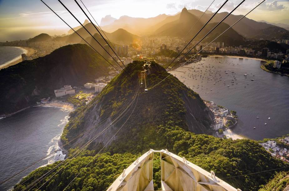 <strong>5. <a href="https://viajeaqui.abril.com.br/estabelecimentos/br-rj-rio-de-janeiro-atracao-pao-de-acucar" rel="PÃO DE AÇÚCAR" target="_blank">PÃO DE AÇÚCAR</a></strong> (6,2 km)Embarcar, no fim da tarde, na cabine do teleférico que leva ao Morro da Urca e ao Pão de Açúcar é a chance de se deslumbrar com o <a href="https://viajeaqui.abril.com.br/cidades/br-rj-rio-de-janeiro" rel="Rio" target="_blank">Rio</a> sob uma nova luz. Ao pôr do sol, a geografia feita de mar e montanhas ganha ainda mais beleza e dramaticidade conforme a cidade mergulha na noite. Dica: compre os ingressos do bondinho com antecedência para não sofrer nas longas filas.<em>Avenida Pasteur, 520 (Urca), 2546-8400, R$ 76</em> <strong>5. <a href="https://viajeaqui.abril.com.br/estabelecimentos/br-rj-rio-de-janeiro-atracao-pao-de-acucar" rel="PÃO DE AÇÚCAR" target="_blank">PÃO DE AÇÚCAR</a></strong> (6,2 km)Embarcar, no fim da tarde, na cabine do teleférico que leva ao Morro da Urca e ao Pão de Açúcar é a chance de se deslumbrar com o <a href="https://viajeaqui.abril.com.br/cidades/br-rj-rio-de-janeiro" rel="Rio" target="_blank">Rio</a> sob uma nova luz. Ao pôr do sol, a geografia feita de mar e montanhas ganha ainda mais beleza e dramaticidade conforme a cidade mergulha na noite. Dica: compre os ingressos do bondinho com antecedência para não sofrer nas longas filas.<em>Avenida Pasteur, 520 (Urca), 2546-8400, R$ 76</em>