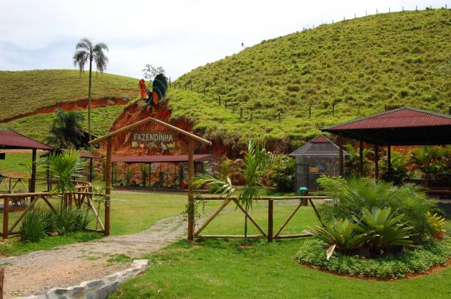 <strong>Parador Maritacas Spa Resort, em Barra do Piraí (RJ)</strong> O riacho que corta a propriedade é o protagonista aqui. A área de lazer tem vista panorâmica, tirolesa de 300 metros, arco e flecha, piscina e spa. <a href="https://www.booking.com/hotel/br/parador-maritacas-spa-resort.en-gb.html?aid=332455;label=viagemabril-hoteisfamilia;sid=d98f25c4d6d5f89238aebe98e11a09ba;dest_id=-628034;dest_type=city;dist=0;group_adults=2;hapos=1;hpos=1;room1=A%2CA;sb_price_type=total;sr_order=popularity;srepoch=1548957874;srpvid=11447f19aeee0162;type=total;ucfs=1&#hotelTmpl" target="_blank" rel="noopener">Reserve sua estadia no Parador Maritacas Spa Resort aqui</a> <strong>Parador Maritacas Spa Resort, em Barra do Piraí (RJ)</strong> O riacho que corta a propriedade é o protagonista aqui. A área de lazer tem vista panorâmica, tirolesa de 300 metros, arco e flecha, piscina e spa. <a href="https://www.booking.com/hotel/br/parador-maritacas-spa-resort.en-gb.html?aid=332455;label=viagemabril-hoteisfamilia;sid=d98f25c4d6d5f89238aebe98e11a09ba;dest_id=-628034;dest_type=city;dist=0;group_adults=2;hapos=1;hpos=1;room1=A%2CA;sb_price_type=total;sr_order=popularity;srepoch=1548957874;srpvid=11447f19aeee0162;type=total;ucfs=1&#hotelTmpl" target="_blank" rel="noopener">Reserve sua estadia no Parador Maritacas Spa Resort aqui</a>