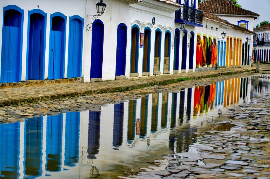 <a href="https://viajeaqui.abril.com.br/cidades/br-rj-paraty" rel="PARATY" target="_blank"><strong>PARATY</strong></a> A cidade é o destino litorâneo ideal para quem se cansa de passar o dia inteiro (apenas) tostando no sol. Paraty une praias preservadas a um <strong><a href="https://viajeaqui.abril.com.br/materias/centro-paraty" rel="centro histórico" target="_blank">centro histórico</a></strong> <em>(foto)</em> rico em programas culturais, gastronômicos e boêmios. O calçamento com enormes pedras irregulares e o charmoso casario são testemunha do Brasil Colonial – a região foi importante polo regional no tempo dos engenhos de cana-de-açúcar. Hoje as construções abrigam bons restaurantes, lojinhas de suvenires, cachaçarias e pousadas aconchegantes. <strong>Como chegar:</strong> São 256 quilômetros do Rio de Janeiro. O melhor caminho é seguir direto pela Rio–Santos (BR-101) em direção a São Paulo – Paraty fica próxima à divisa entre os dois estados. Há placas indicando o trevo de entrada da cidade. <a href="https://viajeaqui.abril.com.br/cidades/br-rj-paraty" rel="PARATY" target="_blank"><strong>PARATY</strong></a> A cidade é o destino litorâneo ideal para quem se cansa de passar o dia inteiro (apenas) tostando no sol. Paraty une praias preservadas a um <strong><a href="https://viajeaqui.abril.com.br/materias/centro-paraty" rel="centro histórico" target="_blank">centro histórico</a></strong> <em>(foto)</em> rico em programas culturais, gastronômicos e boêmios. O calçamento com enormes pedras irregulares e o charmoso casario são testemunha do Brasil Colonial – a região foi importante polo regional no tempo dos engenhos de cana-de-açúcar. Hoje as construções abrigam bons restaurantes, lojinhas de suvenires, cachaçarias e pousadas aconchegantes. <strong>Como chegar:</strong> São 256 quilômetros do Rio de Janeiro. O melhor caminho é seguir direto pela Rio–Santos (BR-101) em direção a São Paulo – Paraty fica próxima à divisa entre os dois estados. Há placas indicando o trevo de entrada da cidade.
