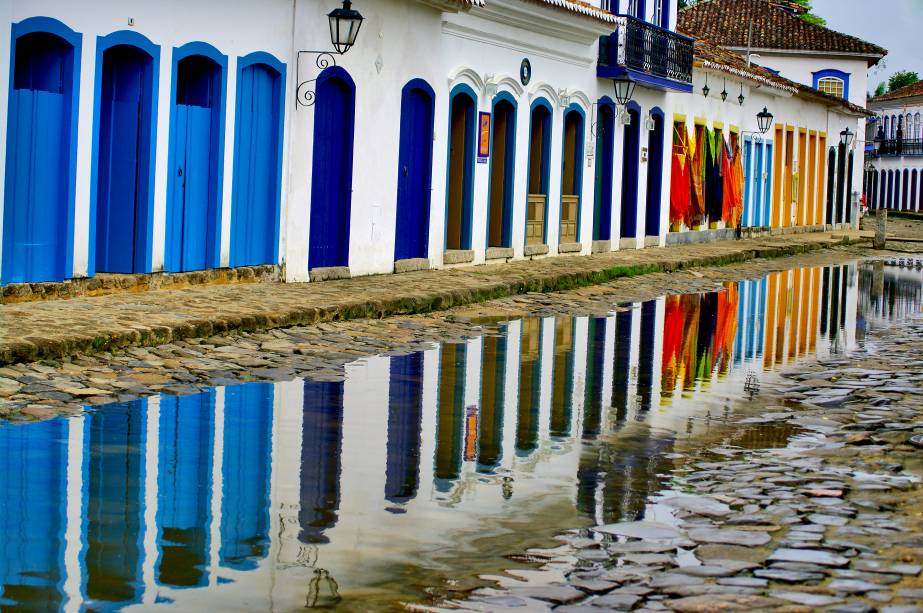 Paraty (RJ) é conhecida por suas  bem características casas de portas e janelas coloridas