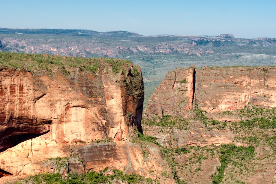 <a href="https://viajeaqui.abril.com.br/cidades/br-mt-chapada-dos-guimaraes" rel="Chapada dos Guimarães" target="_blank"><strong>Chapada dos Guimarães</strong></a>    Paredões rochosos impressionam quem se aventura a fazer trekkings pela Chapada dos Guimarães