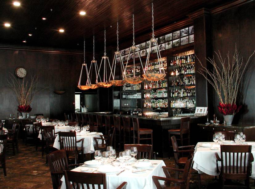 <a href="https://viajeaqui.abril.com.br/estabelecimentos/br-sp-sao-paulo-restaurante-parigi" rel="Parigi (São Paulo)"><strong>Parigi</strong></a><strong> (São Paulo)</strong><br /> <br /> A elegante casa estrelada do grupo Fasano, sob o comando dos chefs Eric Berland e Salvatore Loi, vai oferecer um menu exclusivo no dia <strong>6 e 8 de abril</strong>. Na Sexta-Feira Santa, o cardápio conta com o <strong>Gnocchi Haddock</strong> – nhoque de batatas salteado com haddock e molho com pimenta verde e tomates frescos (R$ 89) e o <strong>Bacalla Parigi </strong>– bacalhau dessalgado cozido no vapor, com molho de tomate concassé, alcaparras e azeitonas, cebolas douradas no azeite de oliva, acompanhado de batatas coradas (R$ 132) No domingo, além do Bacalla Parigi, a casa servirá o Bollito Misto - cozido italiano com legumes e verduras, variedade de carnes, mostarda di Cremona e salsa verde (R$ 89). <a href="https://viajeaqui.abril.com.br/estabelecimentos/br-sp-sao-paulo-restaurante-parigi" rel="Parigi (São Paulo)"><strong>Parigi</strong></a><strong> (São Paulo)</strong><br /> <br /> A elegante casa estrelada do grupo Fasano, sob o comando dos chefs Eric Berland e Salvatore Loi, vai oferecer um menu exclusivo no dia <strong>6 e 8 de abril</strong>. Na Sexta-Feira Santa, o cardápio conta com o <strong>Gnocchi Haddock</strong> – nhoque de batatas salteado com haddock e molho com pimenta verde e tomates frescos (R$ 89) e o <strong>Bacalla Parigi </strong>– bacalhau dessalgado cozido no vapor, com molho de tomate concassé, alcaparras e azeitonas, cebolas douradas no azeite de oliva, acompanhado de batatas coradas (R$ 132) No domingo, além do Bacalla Parigi, a casa servirá o Bollito Misto - cozido italiano com legumes e verduras, variedade de carnes, mostarda di Cremona e salsa verde (R$ 89).