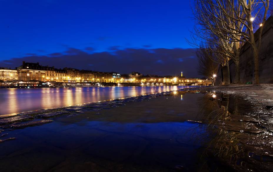 Prepare-se com suas roupas mais quentinhas e caminhe pela noite parisiense, que vale a pena mesmo no frio. Há cenários lindos e inesquecíveis na capital francesa