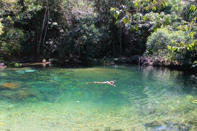 <strong><a href="https://viajeaqui.abril.com.br/cidades/br-go-chapada-dos-veadeiros">Parque Nacional da Chapada dos Veadeiros (GO)</a> </strong>Considerada Patrimônio Natural Mundial pela Unesco, a Chapada dos Veadeiros fica a 2h30 de carro a partir de Brasília. A vila de São Jorge é a porta de entrada do parque nacional, que abriga belas cachoeiras e formações rochosas. Para fazer as duas trilhas disponíveis no parque, é preciso ter um monitor. Uma delas, com 10 quilômetros (ida e volta), <a href="https://viajeaqui.abril.com.br/estabelecimentos/br-go-alto-paraiso-de-goias-atracao-salto-do-rio-preto-e-cachoeira-do-garimpao">leva à Cachoeira do Garimpão</a> (80 metros), com bons poços para banho. A <a href="https://viajeaqui.abril.com.br/estabelecimentos/br-go-alto-paraiso-de-goias-atracao-canions-1-e-2-do-rio-preto-e-cachoeira-da-cariocas">outra trilha</a>, com boas paradas para banho em poços, leva para os Cânions 1 e 2 do Rio Preto, trajeto que leva mais de 3 horas. Mais 40 minutos de caminhada levam até a Cachoeira das Cariocas, com 30 metros de altura <strong><a href="https://viajeaqui.abril.com.br/cidades/br-go-chapada-dos-veadeiros">Parque Nacional da Chapada dos Veadeiros (GO)</a> </strong>Considerada Patrimônio Natural Mundial pela Unesco, a Chapada dos Veadeiros fica a 2h30 de carro a partir de Brasília. A vila de São Jorge é a porta de entrada do parque nacional, que abriga belas cachoeiras e formações rochosas. Para fazer as duas trilhas disponíveis no parque, é preciso ter um monitor. Uma delas, com 10 quilômetros (ida e volta), <a href="https://viajeaqui.abril.com.br/estabelecimentos/br-go-alto-paraiso-de-goias-atracao-salto-do-rio-preto-e-cachoeira-do-garimpao">leva à Cachoeira do Garimpão</a> (80 metros), com bons poços para banho. A <a href="https://viajeaqui.abril.com.br/estabelecimentos/br-go-alto-paraiso-de-goias-atracao-canions-1-e-2-do-rio-preto-e-cachoeira-da-cariocas">outra trilha</a>, com boas paradas para banho em poços, leva para os Cânions 1 e 2 do Rio Preto, trajeto que leva mais de 3 horas. Mais 40 minutos de caminhada levam até a Cachoeira das Cariocas, com 30 metros de altura