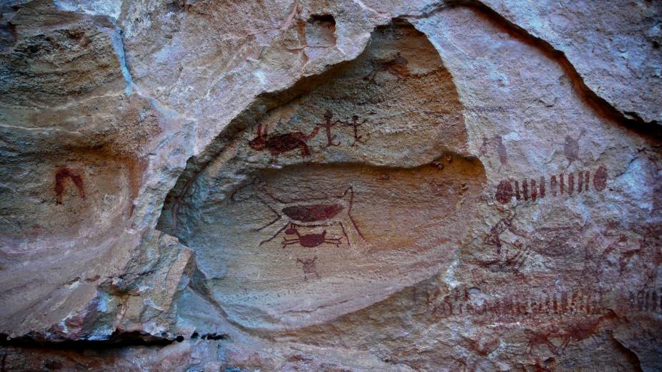 <strong>Parque Nacional Serra da Capivara, Piauí</strong> Um dos sítios arqueológicos mais antigos da América do Sul, o Parque Nacional da Serra da Capivara é repleto de cavernas rochosas cobertas de pinturas rupestres (são mais de 300 pontos de interesse, espalhados numa área de 214 quilômetros de circunferência). Algumas pinturas foram feitas há mais de 25 mil anos e relatam a vida, os costumes, as lendas e a cultura do povo que originou a ocupação do continente Americano. Ele foi fundado em 1979, mas só ganhou o status de Patrimônio da Unesco em 1991.   <a href="https://www.booking.com/searchresults.pt-br.html?aid=332455&sid=605c56653290b80351df808102ac423d&sb=1&src=index&src_elem=sb&error_url=https%3A%2F%2Fwww.booking.com%2Findex.pt-br.html%3Faid%3D332455%3Bsid%3D605c56653290b80351df808102ac423d%3Bsb_price_type%3Dtotal%26%3B&ss=Piau%C3%AD%2C+Brasil&checkin_monthday=&checkin_month=&checkin_year=&checkout_monthday=&checkout_month=&checkout_year=&no_rooms=1&group_adults=2&group_children=0&map=1&b_h4u_keep_filters=&from_sf=1&ss_raw=Piau&ac_position=0&ac_langcode=xb&dest_id=1346&dest_type=region&place_id_lat=-3.9826&place_id_lon=-41.969967&search_pageview_id=982481a2247100de&search_selected=true&search_pageview_id=982481a2247100de&ac_suggestion_list_length=5&ac_suggestion_theme_list_length=0#map_closed" target="_blank" rel="noopener"><em>Busque hospedagens em Piauí</em></a>